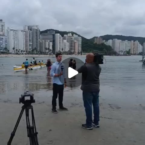 Evento de surfe adaptado na Praia das Astúrias: um projeto do Terceiro Setor acontecendo, com cobertura de imprensa.